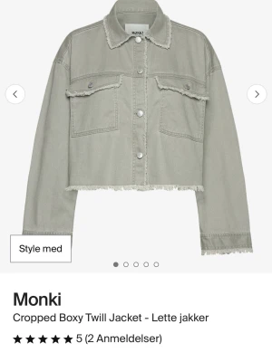 Grön cropped jeansjacka från Monki - Trendig ljusgrön jeansjacka från Monki i boxy, croppad modell. Jackan har råa kanter, två bröstfickor med lock och knappar framtill. Perfekt för en avslappnad och cool stil. Ganska kort! Prislapp borttagen, aldrig använts.