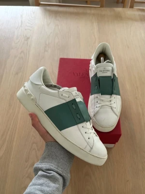 Valentino Open, vita/gröna - Tja, Vitgröna snygga Valentino Open skor i dunderskick. Använda sparsamt, därav så bra skick. Storlek 40,5, passar 41-41 lika bra. Box ingår och sälvklart äkta!    Hör av er för mer information eller bilder om det önskas! 