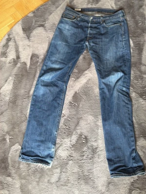 Levis 501 - Säljer ett par Levis 501, använda fåtal gånger storlek 33/34.