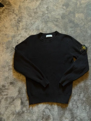 Stone island tröja - En fet tröja i bra skick! Tröjan är använd ett fåtal gånger och har ett litet hål som ej märks vid armhålan (se bild). Skriv vid funderingar!