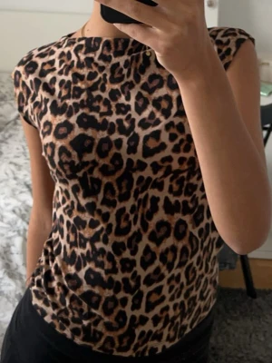 T-shirt  - En fin simpel topp med leopard mönster 