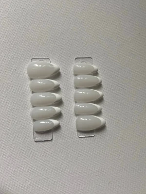 Naglar - Milky naglar me vita tippar