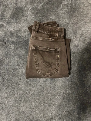 Replay grover - Ett par riktigt snygga replay jeans i storlek w28 L32 i modellen grover, om det finns någon fråga var inte rädd för att skjuta ett meddelande 