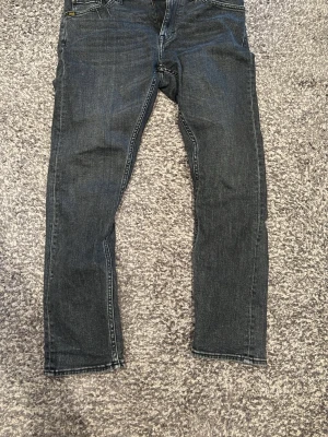 Svarta jeans tiger of Sweden  - Snygga jeans från tiger of sweden med rak passform. Jeansen är i nyskick och inte använda vid mer än 2-3 tillfällen. Extremt snygga! Hör av er vid frågor! 