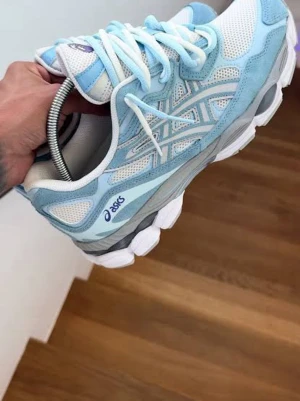  Nya Asics ljusblå och vita sneakers - Snygga sneakers från Asics i ljusblått och vitt med mesh- och mockadetaljer. Skorna har en chunky sula i vitt och grått samt klassiska Asics-loggan på sidan. Perfekta för en sportig och trendig look. Ordpris mellan 1800kr-2300kr