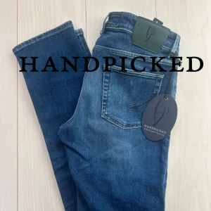 Handpicked jeans nya - Snygga mörkblå jeansbyxor från Handpicked. Jeansen är helt nya och passar slim fit. Säg till om ni har frågor!