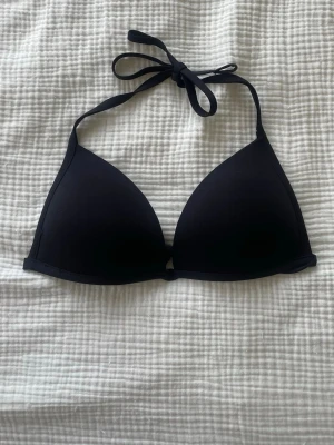 Calzedonia bikini topp - Calzedonia bikini överdel med vaddering som ger ”push” effekt, säljer då den är för liten för mig🥰 Skulle säga att den passar A/B, fint skick💞