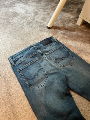 Jack and Jones Jeans - UTFÖRSÄLJNING‼️  Säljer ett par Jack & Jones jeans  * Model/passform: Slim/Glenn * Storlek: W27/L32 * Skick: Nytt skick * Färg: Blå * Mått: Bredd-36/37cm + Längd-103cm