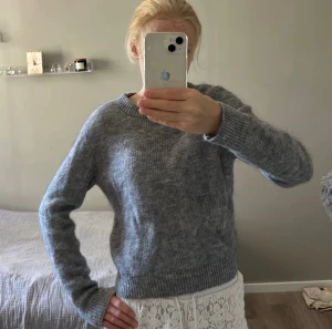 Grå stickad tröja från Lindex - Mysig grå stickad tröja från Lindex  med rund halsringning och ribbade muddar vid ärmslut och nederkant. Är ganska liten s skulle mer säga xs. Aldrig använd men tyvärr inte prislapp kvar.