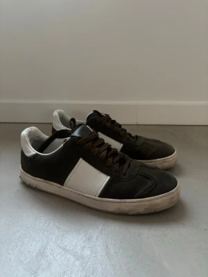 Valentino flycrew - Säljer ett par gröna Valentino Flycrew i grymt bra skick. Köpte dem för ett par år sedan nya och har stått i garderoben sedan dess, då jag endast bar dem ett fåtal gånger. Hör gärna av dig om du har någon fråga eller vill ha fler bilder!