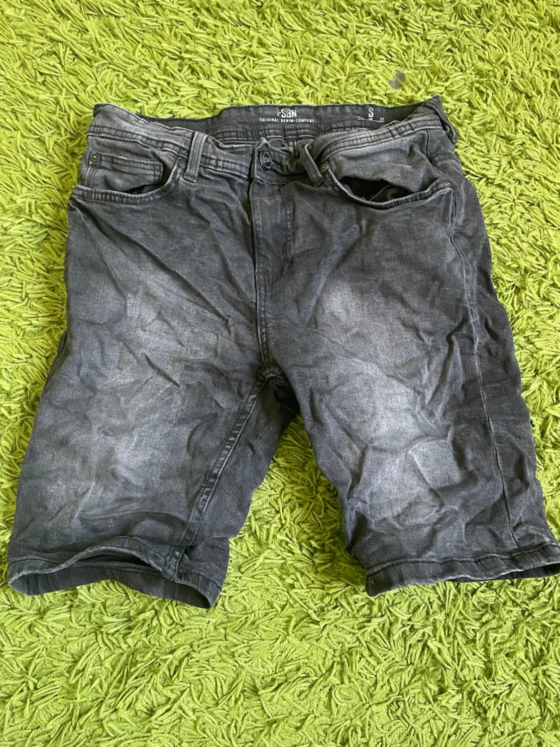 Svarta jeansshorts med fem fickor