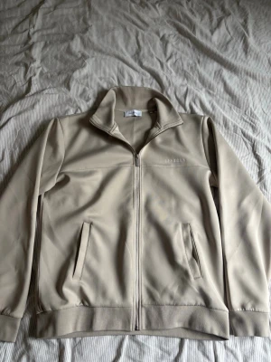 Les Deux tröja - Snygg beige ziptröja med två fickor framtill. Finns i ett jätte bra skick och bara använt ett fåtal gånger.