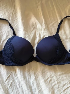 Victoria’s Secret push-up bh med spetsdetaljer - Snygg mörkblå push-up bh med vadderade kupor och fina spetsdetaljer längs kanterna. Den är jättemjuk och bekväm också💕