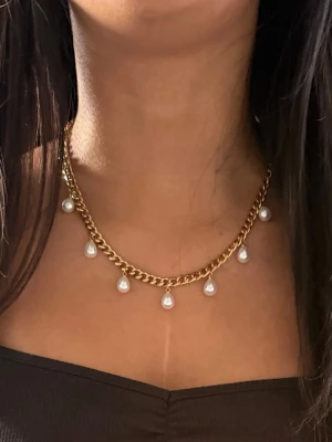 Guldiga 6mm bred halsband med pärlor - Matchande örhängen finns i en separat annons  Finns även i silverfärg   Material: 14k guldplätering på rostfritt stål Märke: Diavansa Bredd: 6mm Längd: 42-50cm Nickeltestad och handgjord