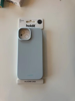 Ljusblått silikonfodral iPhone 15 Holdit - Snyggt ljusblått mobilskal från Holdit i  silikon för iPhone 15. Helt nytt i förpackning. Säljer då jag råkade köpa fel modell