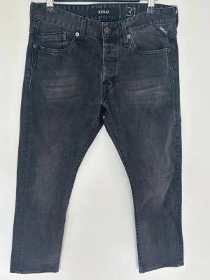 Replay Jeans - Säljer just nu dessa feta Replay Jeans🙌🏻Storlek: 31/30. Längd= 95 cm | Midja= 40 cm | Skriv för fler frågor eller funderingar!
