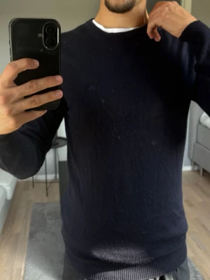 Mörkblå J Lindeberg tröja - Skön J Lindeberg tröja i storlek S, helt oanvänd och inga defekter. Kashmir/merino mix, hör av er vid ytterligare frågor!
