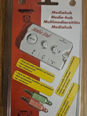Mediahub nytt I förpackning (oanvänt)   - Helt nytt förpackningen                                 Media hub ger möjlighet vid datorn. Växla mellan högtalare och hörlurar utan att behöva ändra kablar  Passar till alla bärbar dator eller stationär dator
