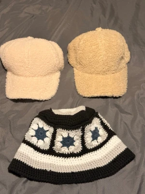 Två kepsar och en hatt  - Säljer två kepsar och en hatt… kepsarna aldrig använda men hatten är använd några gånger.                                    Fina och moderna plagg som passar till olika stilar.                   Priser gäller för alla tre 