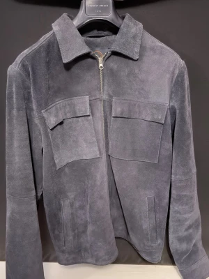 Navy mockajacka med dragkedja - Snygg mockajacka från Human scales| nypris 4,500kr. Strl 48 vilket motsvarar ≈ 180-190cm| jackan knappt använd väldigt bra skick| Äkta mocka