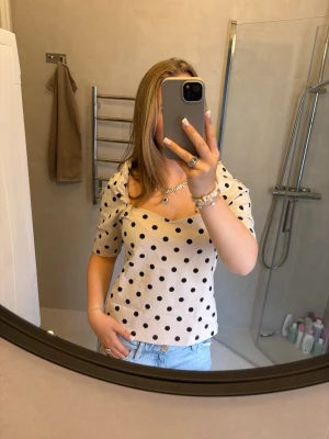 prickig blus - superfin blus ifrån hm! blusen är o toppenskick utöver att jag sprettat en söm jag sytt för att sy in tröjan på högra sidan. Det syns men ingen man verkligen tänker på! (därav priset) 💖
