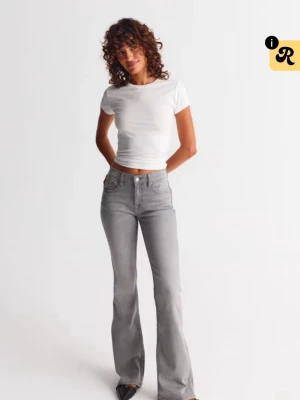 Gråa bootcut jeans - Snygga låg/mid waist jeans från gina, bootcut. De ser mörkare ut på mina bilder men skulle säga att de är ljusare i verkligheten. Perfekta till hösten, inga defekter! 