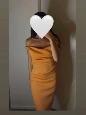 Orange klänning - Säljer min snygga klänning. Storlek 38. Använd en kväll