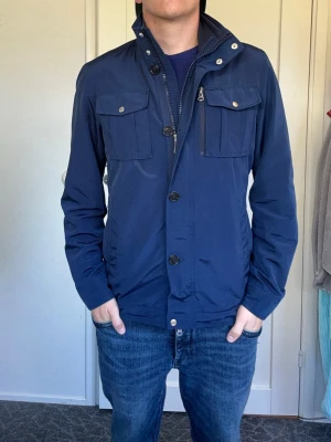 J Lindeberg Bailey  - Hej! Säljer nu en J Lindeberg field jacket. Jackan är i storlek S och är i ett fint skick. Passar perfekt till hösten! Jag på bilden är 175cm lång! Hör av dig vid frågor eller funderingar!