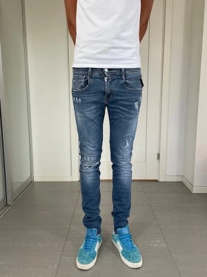 Replay Anbass Jeans  - Säljer nu dessa Replay Anbass Jeans, W29 o L32 med mått ca 35,5-36 o 105 cm. moddelen är 183 och väger 68 kg. Skriv för fler bilder/frågor🙌🏼