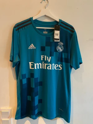 Real Madrid bortatröja 17/18   - Säljer en riktigt fin Real Madrid bortatröja från Adidas med Ronaldo nr 7 på ryggen