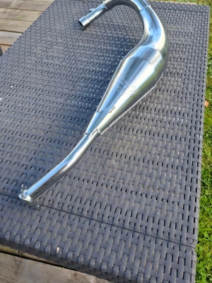 VOCA chromed, tecnigas rör  - Säljer en kromad avgaspipa från VOCA med snyggt ingraverad logga och modellnummer E9 1276. Passar till moped eller lätt MC och har en böjd, sportig form. Perfekt för dig som vill uppgradera ljud och prestanda. Säljer även ett rör till ludix 