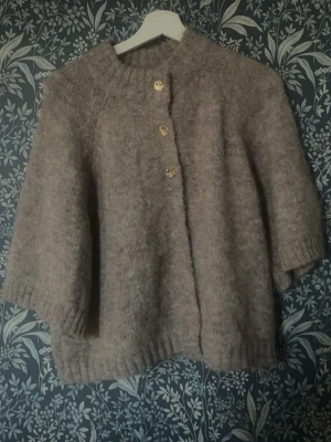snygg beige kofta 💕💕 - Säljer denna jätte fina beige koftan ifrån Neo Noir i storlek 38 då den inte kommer till användning💕💕 
