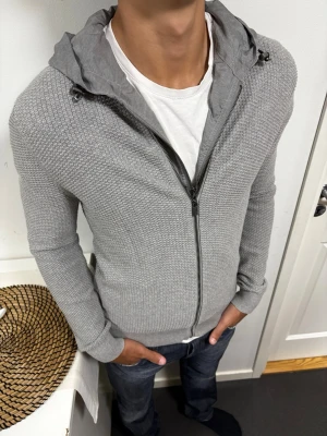 Massimo Dutti Cardigan - Storlek M, skick 9/10. Postar samma dag!