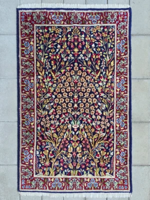 Handknuten Persisk Matta (Kerman) 92x148 cm - En väldigt vacker mindre orientmatta med måtten 92x148 cm (154 cm inklusive fransarna). Väldigt färgglada och vackert blommotiv som lyser upp rummet mattan är i. Äkta handknuten orientmatta, täta och fina knutar. Naturligt åldersrelaterat slitage förekommer. Se bilderna för egen bedömning, gott helhetsintryck! Storleken gör att den passar väldigt bra på många olika platser. Hör av dig om du undrar något eller vill ha fler bilder. 