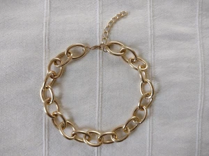Chunky gold chain necklace - guldfärgad kedja/halsband - Snyggt guldfärgat chunky halsband. Längd: ca 41 cm + 7.5 cm (förlängning). Sparsamt använt (lite skav/mindre märken).