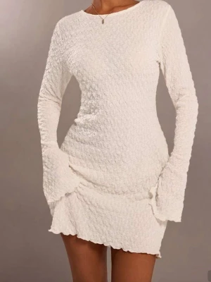Ljus beige klänning  - En ljusbeige klänning med öppen rygg från Shein, storlek S. Oanvänd med prislappen kvar.