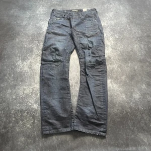 Mörkblå Jack & Jones Core Denim vintagejeans för herrar i storlek W31 L34 - Stilrena mörkblå Jack & Jones Core Denim-vintagejeans. Kvalitetsdenim och bekväm passform. W/L är uppskattade utifrån måtten.  Mått 📏 Midja: 41 cm Benslut: 20 cm Lår: 31 cm Totallängd: 109 cm  Skickas inom ett dygn Spara på priset och frakten genom att sätta ihop ett paket Mer information finns på min profil  14-409