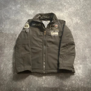 Svart Camp David vintagejacka för herrar i storlek L från 2000-talet - Svart Camp David-vintagejacka från 2000-talet. Tidlös modell och mångsidig stil.  Mått 📏 Armhåla till armhåla: 55 cm Längd från kragen: 70 cm Ärmlängd från axeln: 66 cm Måtten finns även på bilderna  Skickas inom ett dygn Spara på priset och frakten genom att sätta ihop ett paket Mer information finns på min profil  19-506