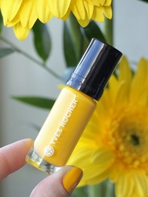 Gult nagellack från Yves Rocher - Nagellack från Yves Rocher i en smidig glasflaska med svart kork. Färgen är intensiv och poppig, perfekt för dig som vill sticka ut med dina naglar. Använd 1 gång