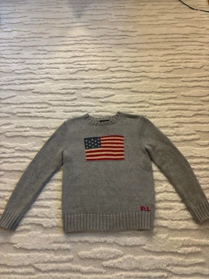 Ralph Lauren tröja - Ralph Lauren tröja i strl L (14-16 år) barnstorlek men skulle säga att den är i Xs vanlig storlek