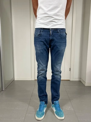 Replay Anbass Hyperflex Jeans  - Säljer nu dessa Replay Anbass Hyperflex Jeans, W30 o L30 med mått ca 36 o 102,5 cm. moddelen är 183 och väger 68 kg. Skriv för fler bilder/frågor🙌🏼