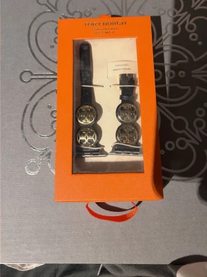 Appel watch armband från Tory burch - Väldigt fina armband till din appenwatch dom är i nytt skick sparsamt använda 