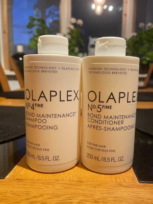 Olaplex hårvård duo - Säljer ett set med Olaplex No.4 Bond Maintenance Shampoo och No.5 Bond Maintenance Conditioner. Båda flaskorna rymmer 250 ml. Använt några gånger men fungerar ej för mitt hår. Mer än hälften är kvar, skulle säga runt 200ml är kvar i varje. Detta är perfekt för dig som vill testa produkterna innan du ska köpa för orginal pris.