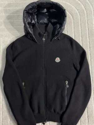Moncler cardigan  - Size m sitter som s, rare modell. Nypris är strax under 15 000. Svart är den, passar den som är 170-175.