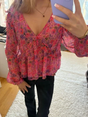 Blommig rosa blus från BikBok - Säljer en superfin blommig blus från BikBok i storlek S. Bra skick!🌸