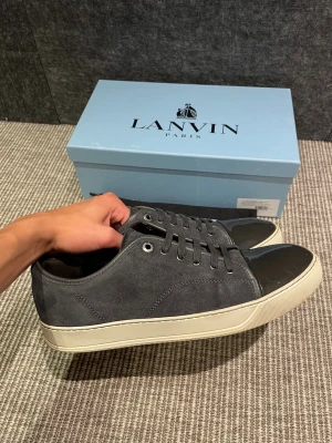 Lanvin skor - Hej, säljer nu dessa svin snygga lanvin skor. Skorna är i fint skick!  Begränsat antal boxar och dustbag. Hör av dig vid frågor.
