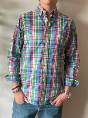 Rutig skjorta Ralph Lauren - Säljer en snygg rutig skjorta från Ralph Lauren i mycket bra skick. Storleken är S.