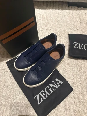 Zegna Triple Stich Blue  - Zegna Triple Stich Blue - Skick: Grymt skick - Tillbehör: Två Zegna dustbags - 