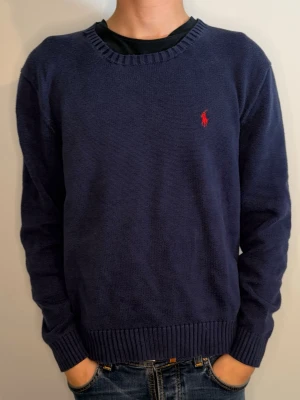 Ralph lauren - Tja säljer nu denna Ralph lauren tröja dessvärre har den ett litet hål i kragen.😀