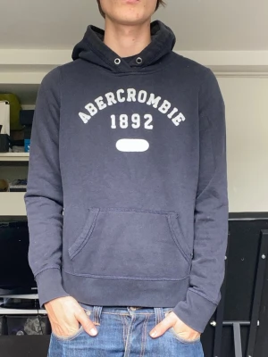 Abercrombie & fitch hoodie - En riktigt snygg abercrombie & fitch hoodie i storlek L, sitter som S. Han på bilden är 179. Med snyggt tryck och en bra passform är denna perfekt inför hösten. Mycket gott skick. Har du några frågor? Fråga på